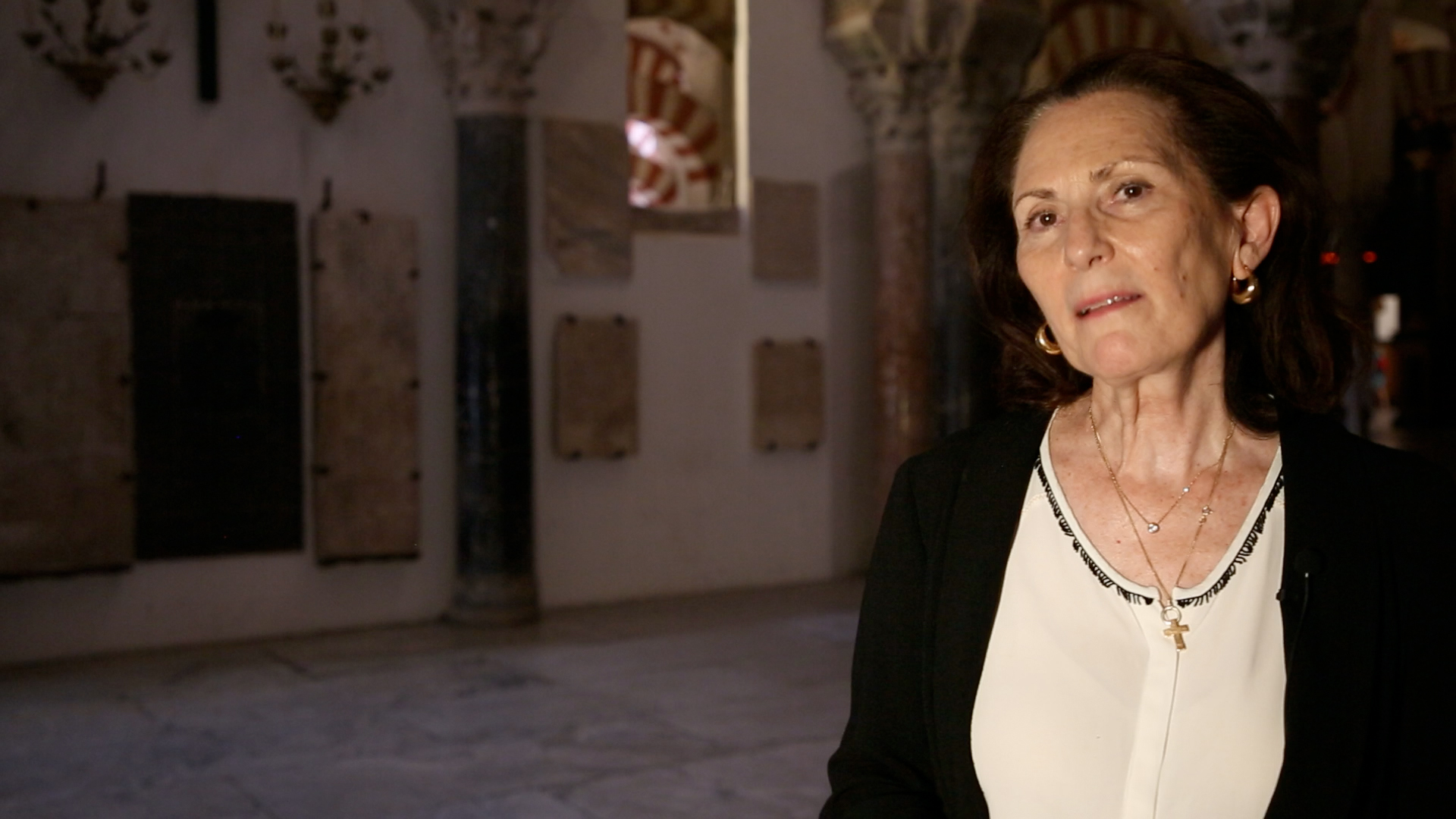 Dña. Gloria Lora Serrano